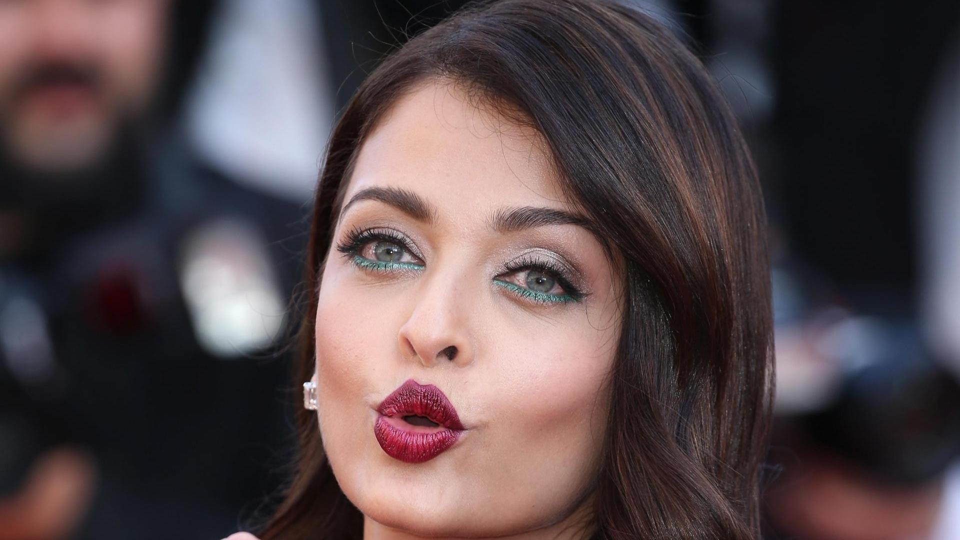 Aishwarya Rai Giving Flying Kiss Hd Photo - Sea Green Dress Makeup , HD Wallpaper & Backgrounds