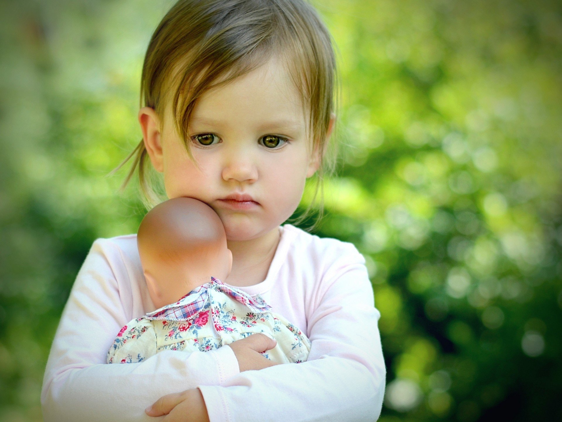 Bokeh Doll Mood Girl Child - Cute Baby In Sad Mood , HD Wallpaper & Backgrounds