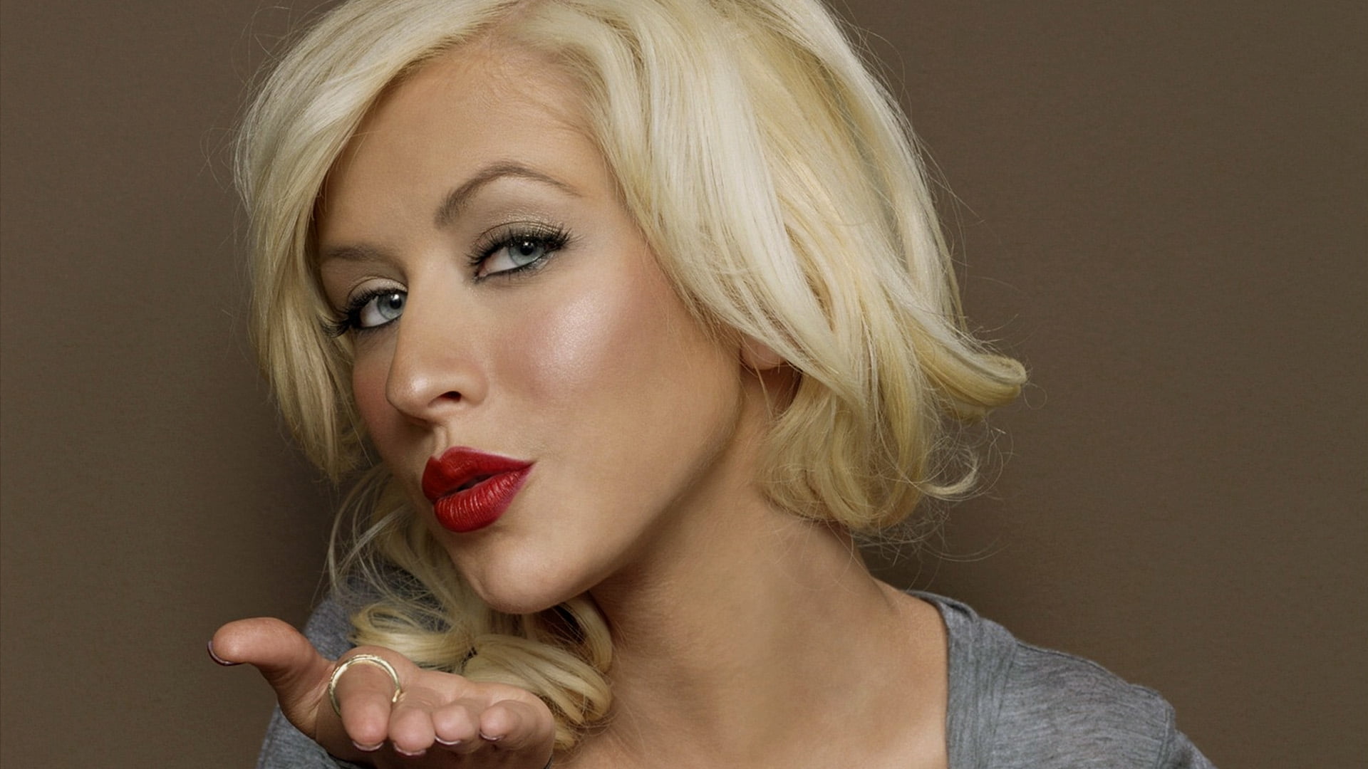 Woman In Gray Shirt Acting Flying Kiss Gesture Hd Wallpaper - Christina Aguilera , HD Wallpaper & Backgrounds