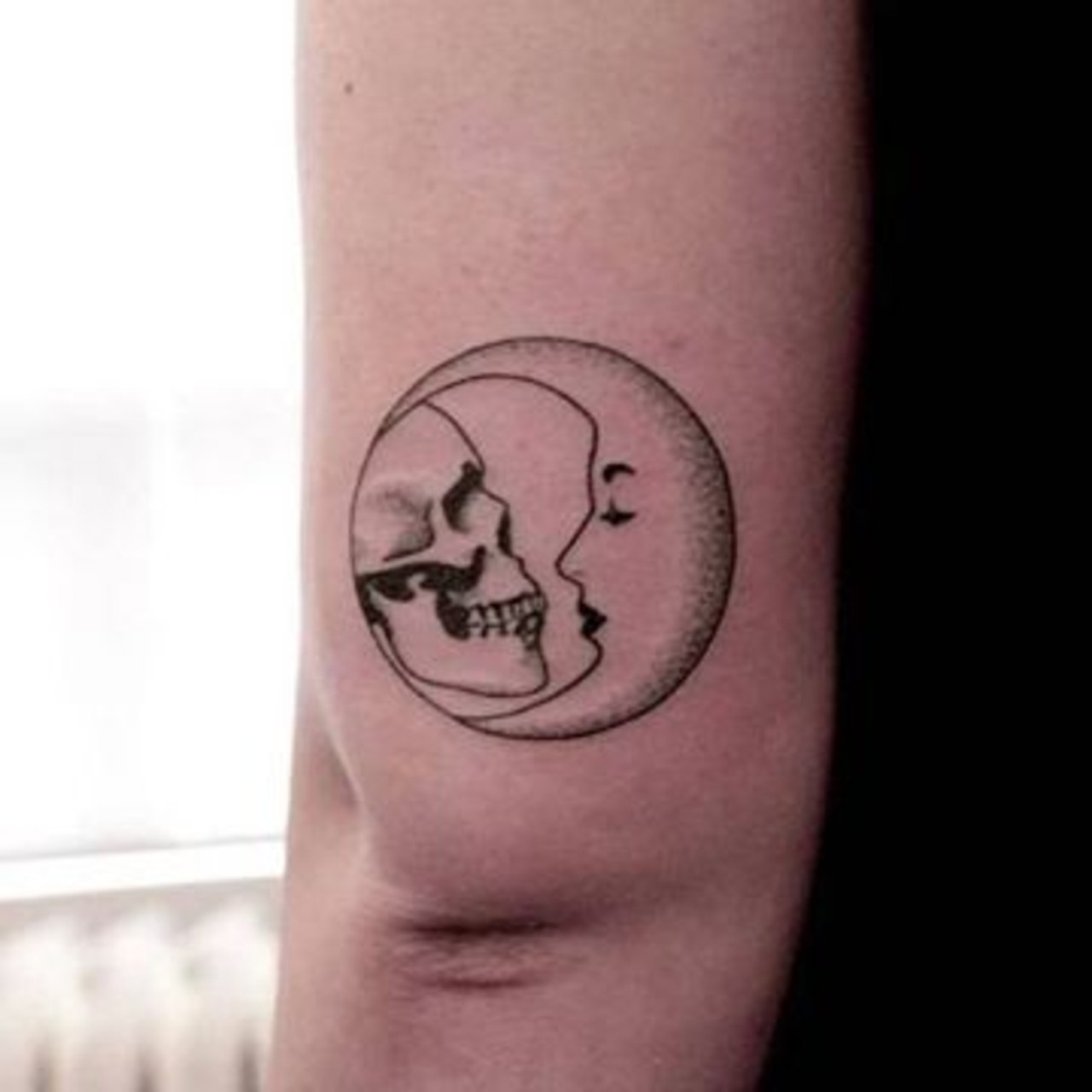 Hd Resolutions 1280 X 720 - Skull And Moon Tattoo , HD Wallpaper & Backgrounds