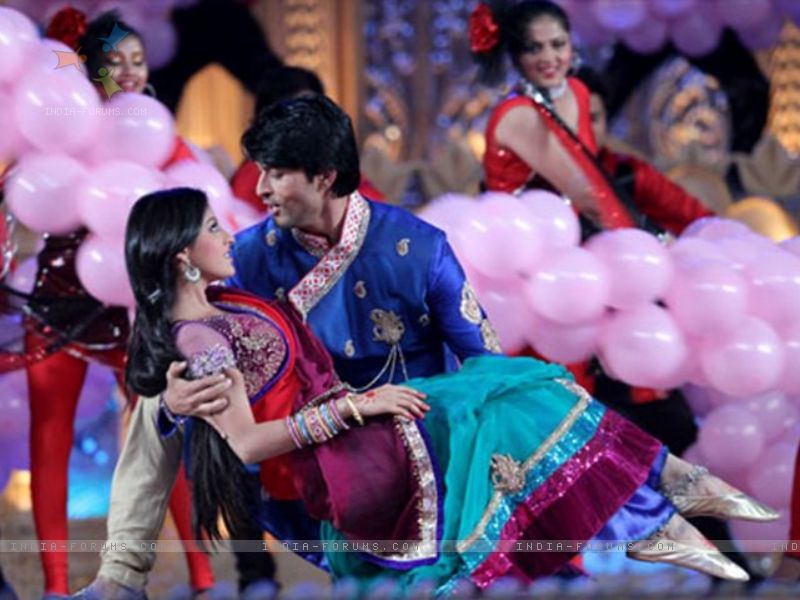 Deepika Singh With Anas Rashid On The Sets Of Diya - Diya Aur Baati Hum Sandhya And Suraj , HD Wallpaper & Backgrounds