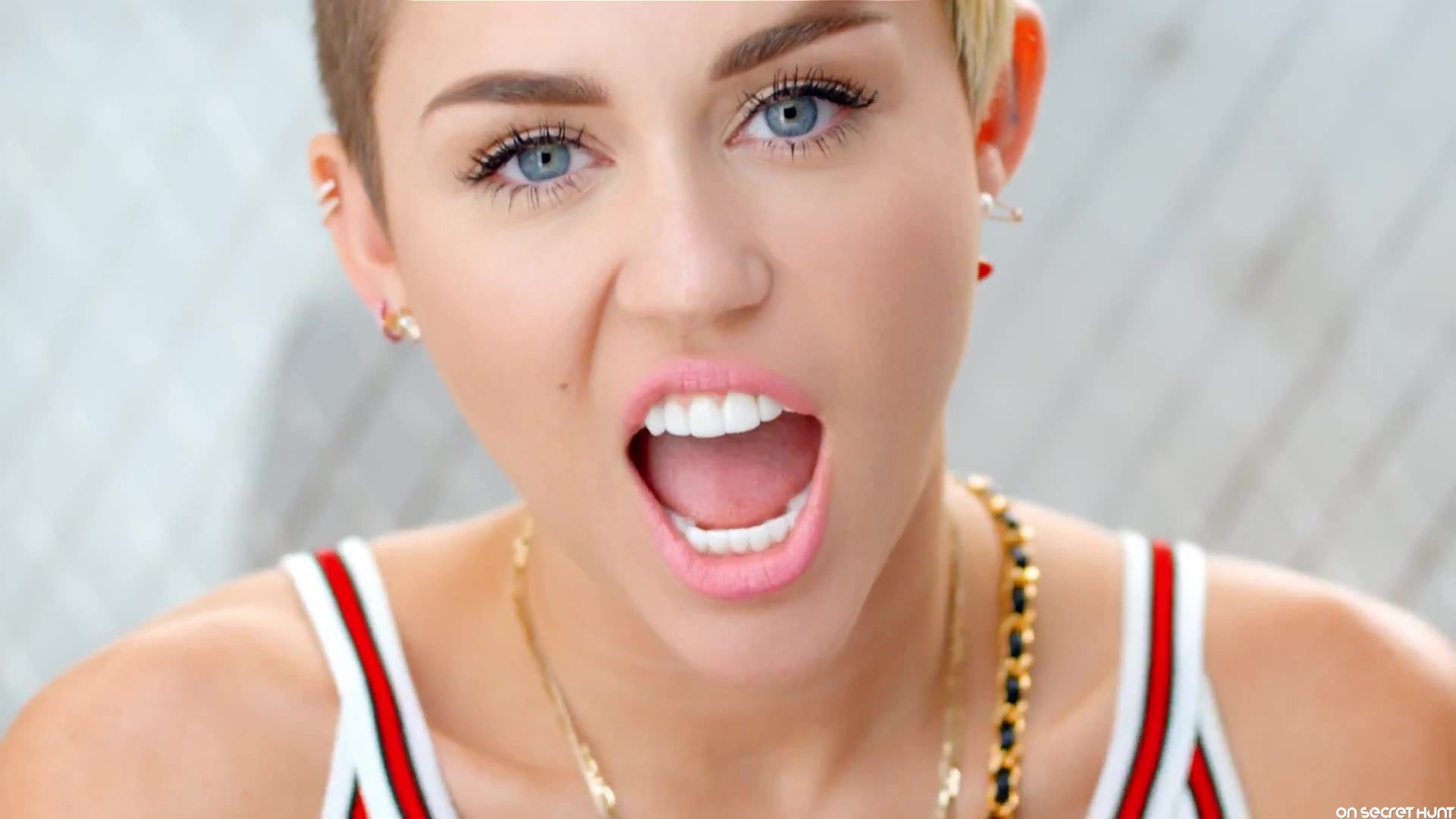 2014 Miley Cyrus Best Haircut Miley Cyrus Hd Wallpaper - Miley Cyrus High Eyes , HD Wallpaper & Backgrounds