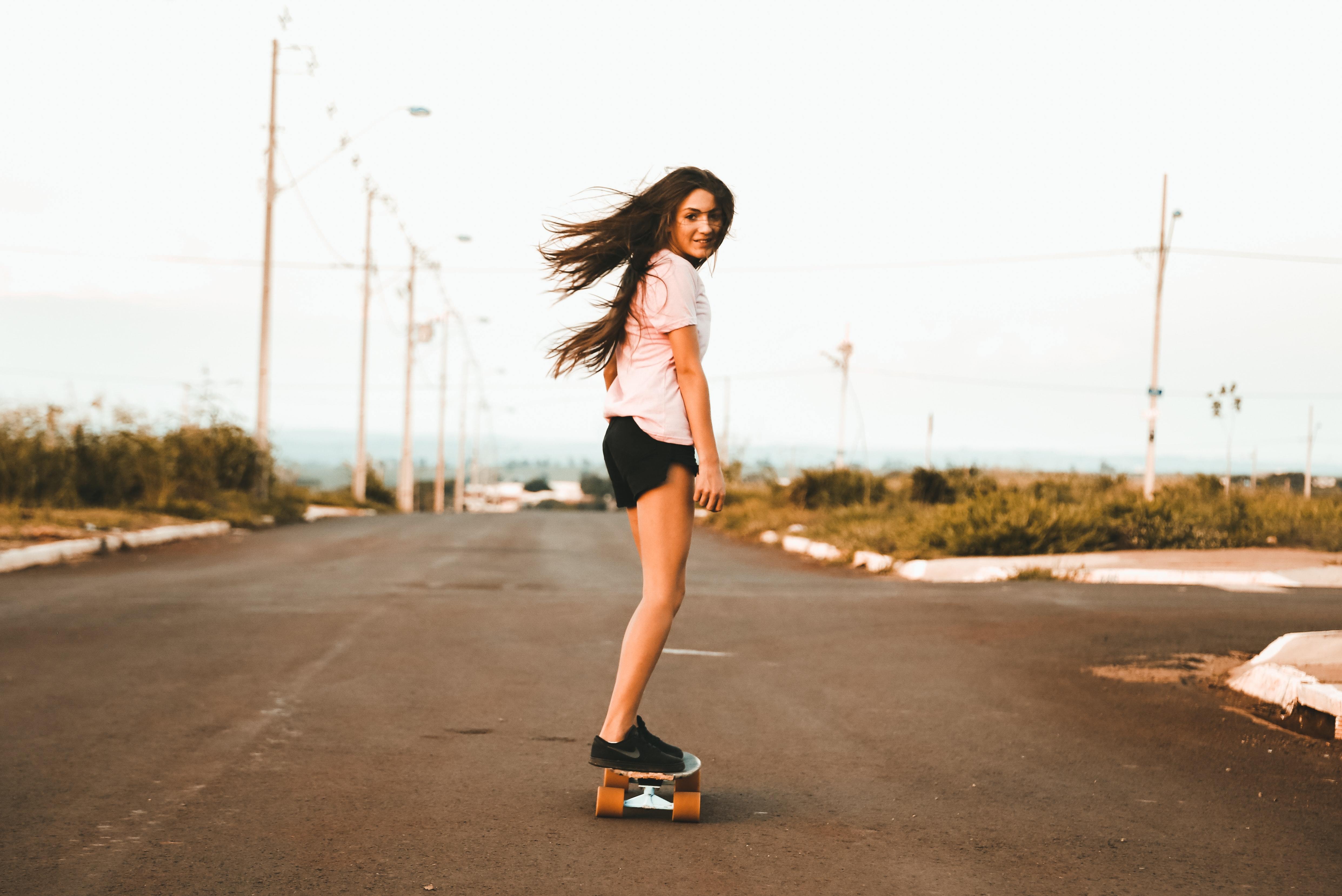 Woman Riding Skateboard At The Road 5k Hd Photography - Skateboard Girl , HD Wallpaper & Backgrounds