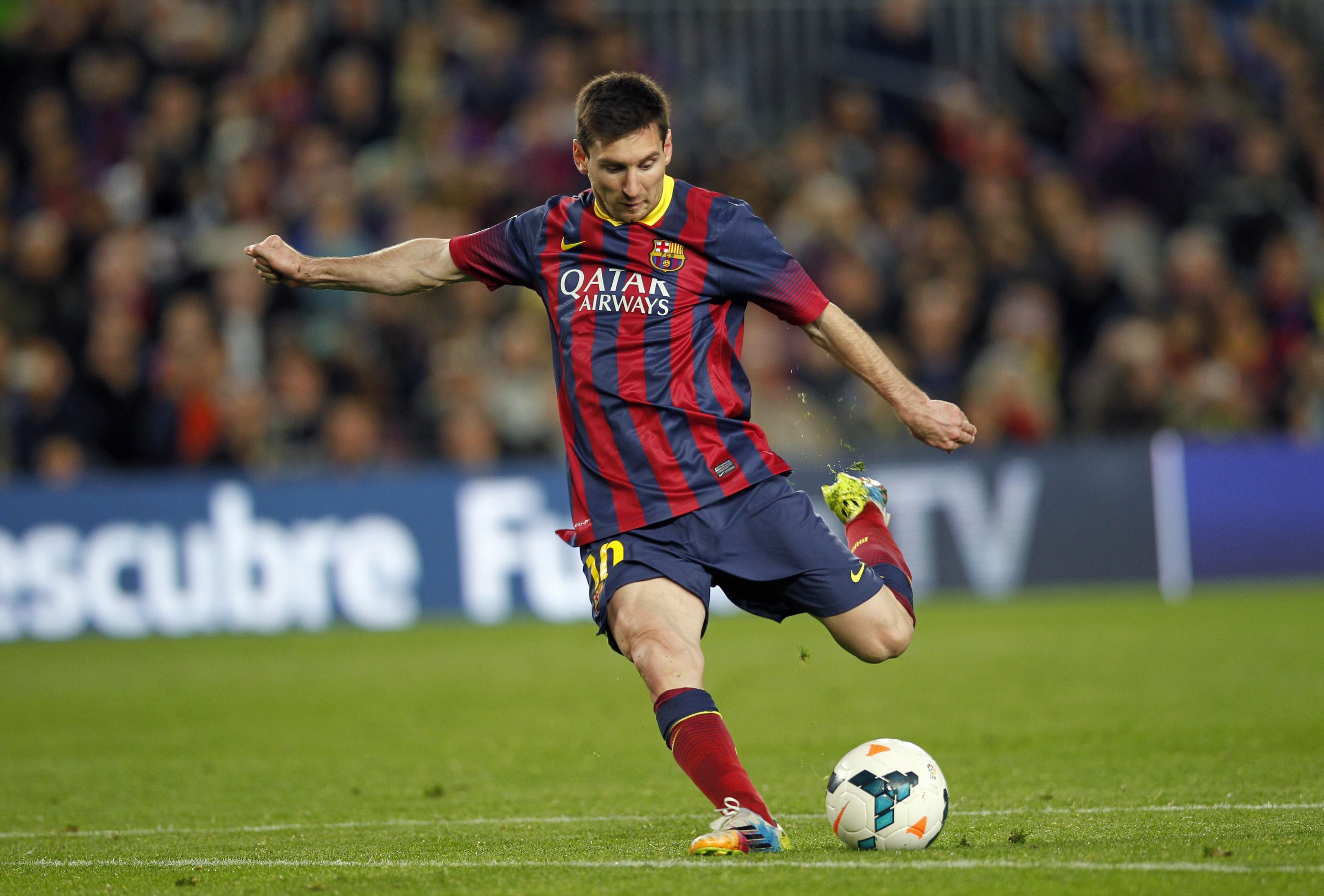 Lionel Messi Shot Wallpapers Hd Background Wallpapers - Messi Kicks , HD Wallpaper & Backgrounds