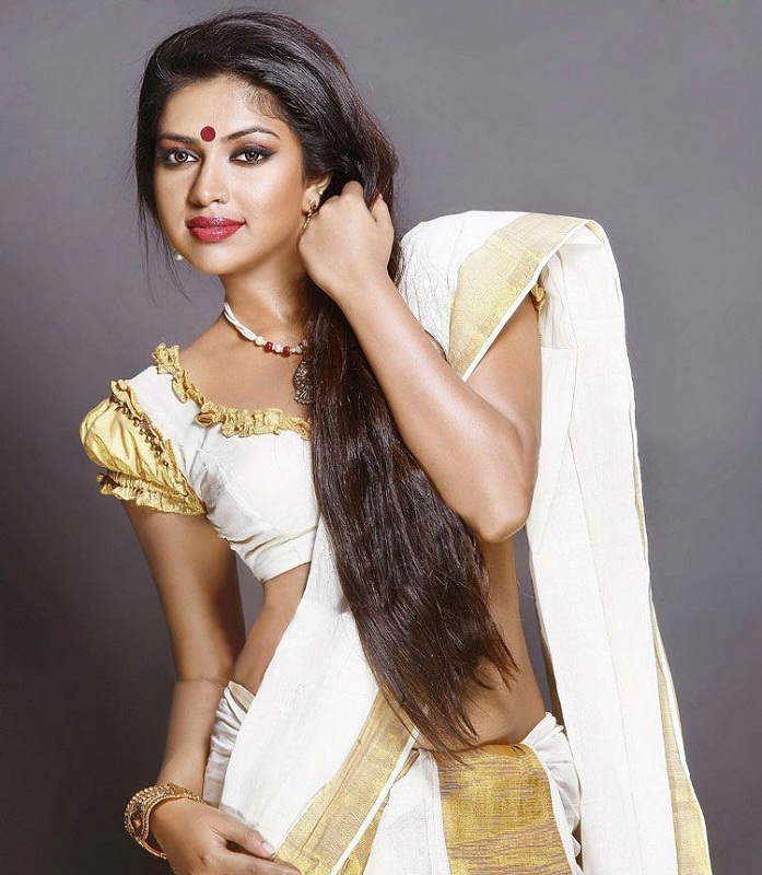 South Indian Actress Amala Paul In Sari - Amala Paul Hair Style , HD Wallpaper & Backgrounds