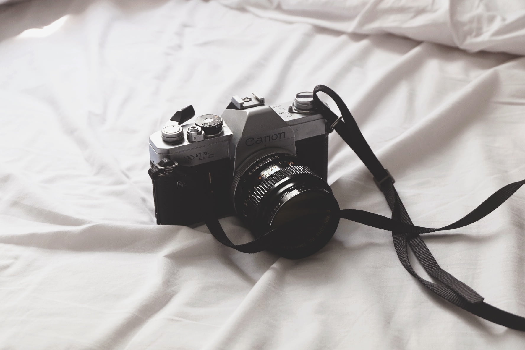 Dslr - Camera On A Bed , HD Wallpaper & Backgrounds
