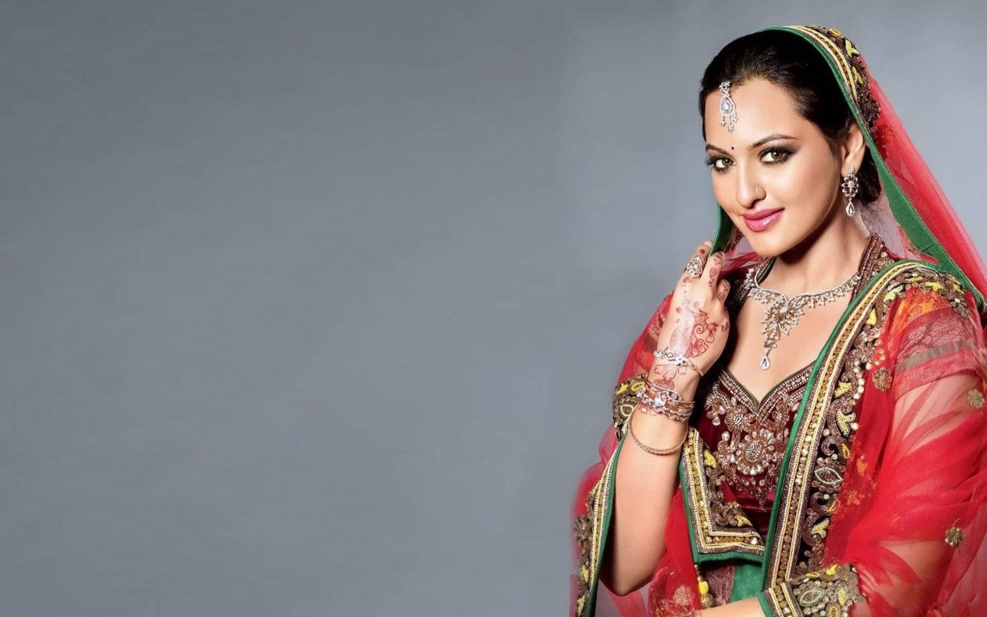 South Indian Actress Wallpapers For Desktop - Sonakshi Sinha Saree , HD Wallpaper & Backgrounds