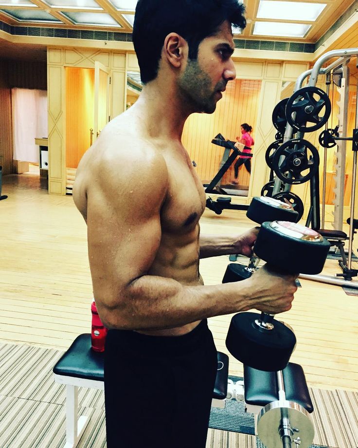 Download Varun Dhawan Seen Working Out For - Varun Dhawan Bodybuilding Workout , HD Wallpaper & Backgrounds