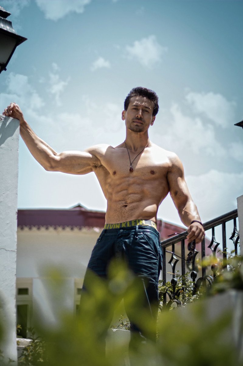 Tiger Shroff Six Pack Wallpaper - Tiger Shroff Height In Feet , HD Wallpaper & Backgrounds