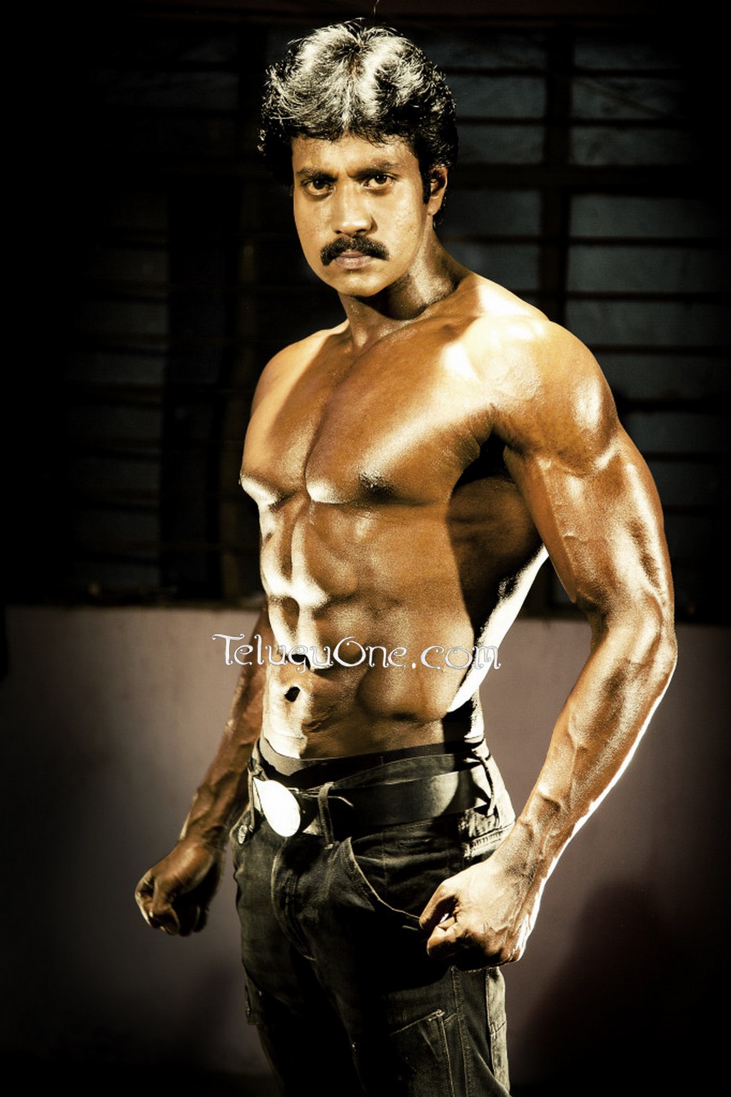 Sunil Six Pack Photos - Telugu Actor Sunil Movies , HD Wallpaper & Backgrounds