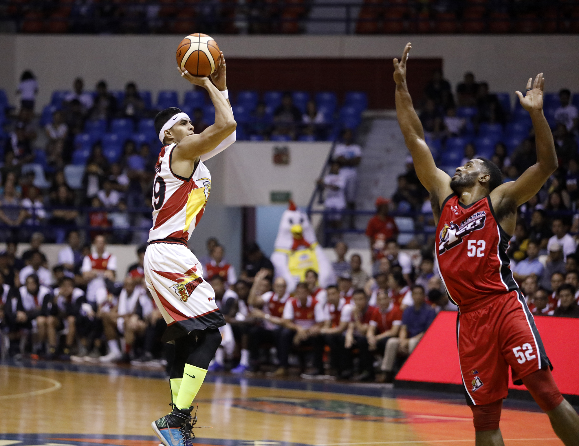 Arwind Santos Of The San Miguel Beermen Attempts A - Block Basketball , HD Wallpaper & Backgrounds