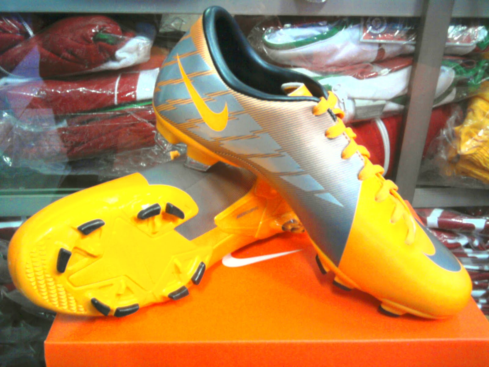 sepatu bola nike mercurial