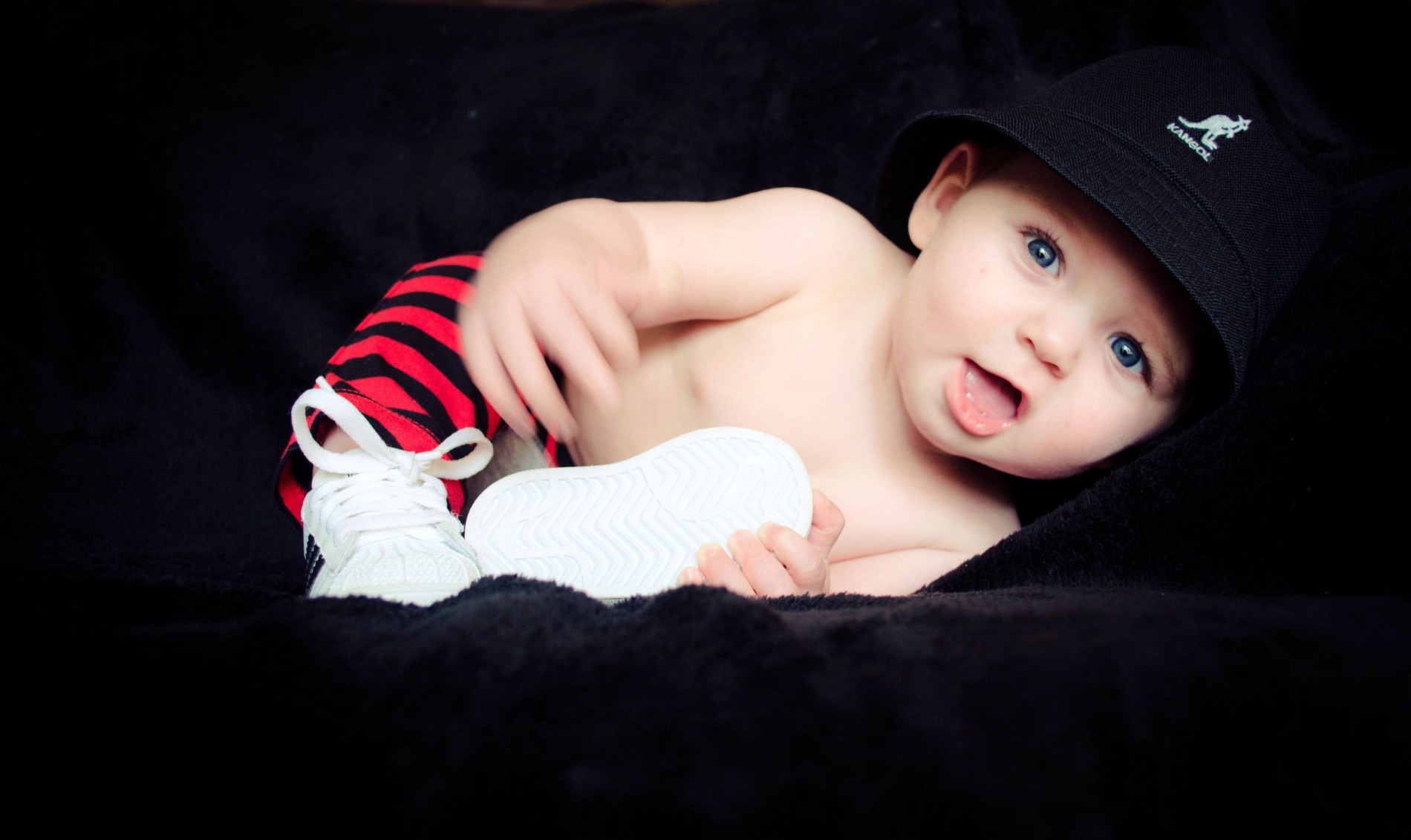 Cute Babies Free Hd Photo - Baby Black Background Hd , HD Wallpaper & Backgrounds