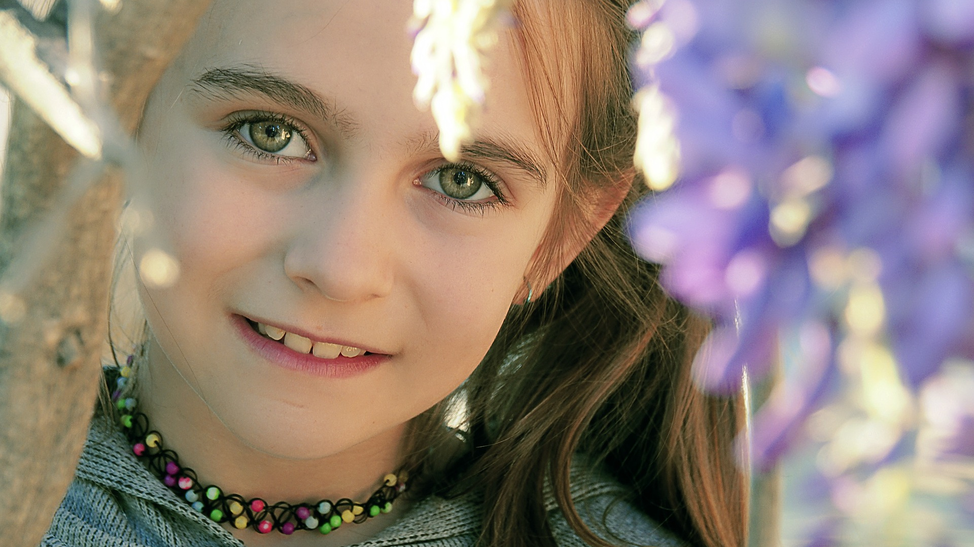 Cute girl smile. Кьют фейс герл. Девочка смотрит в глаза. Cute smiling girl portrait. Little Eyes.