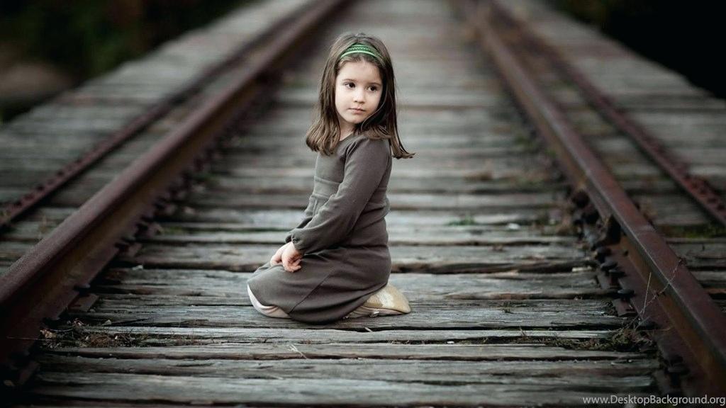 Baby Girl Wallpaper Hd 1080p Free Download Little Group - Cute Baby Sitting Alone , HD Wallpaper & Backgrounds
