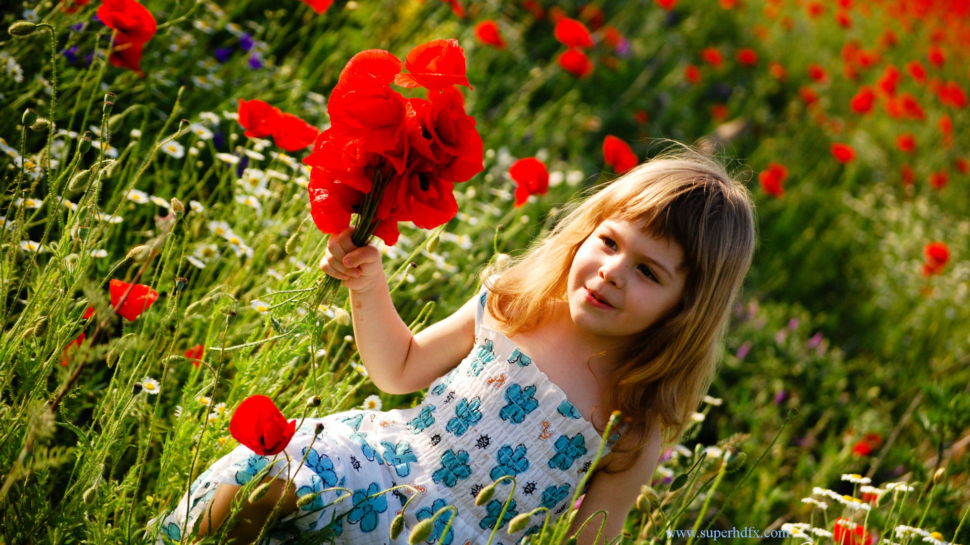 Cute Baby With Flowers - Girl Baby Full Hd , HD Wallpaper & Backgrounds