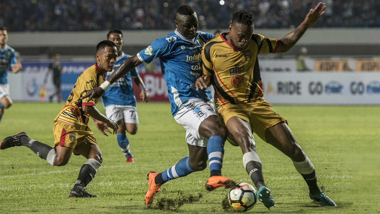 Madura United Vs Persib - Kick Up A Soccer Ball , HD Wallpaper & Backgrounds