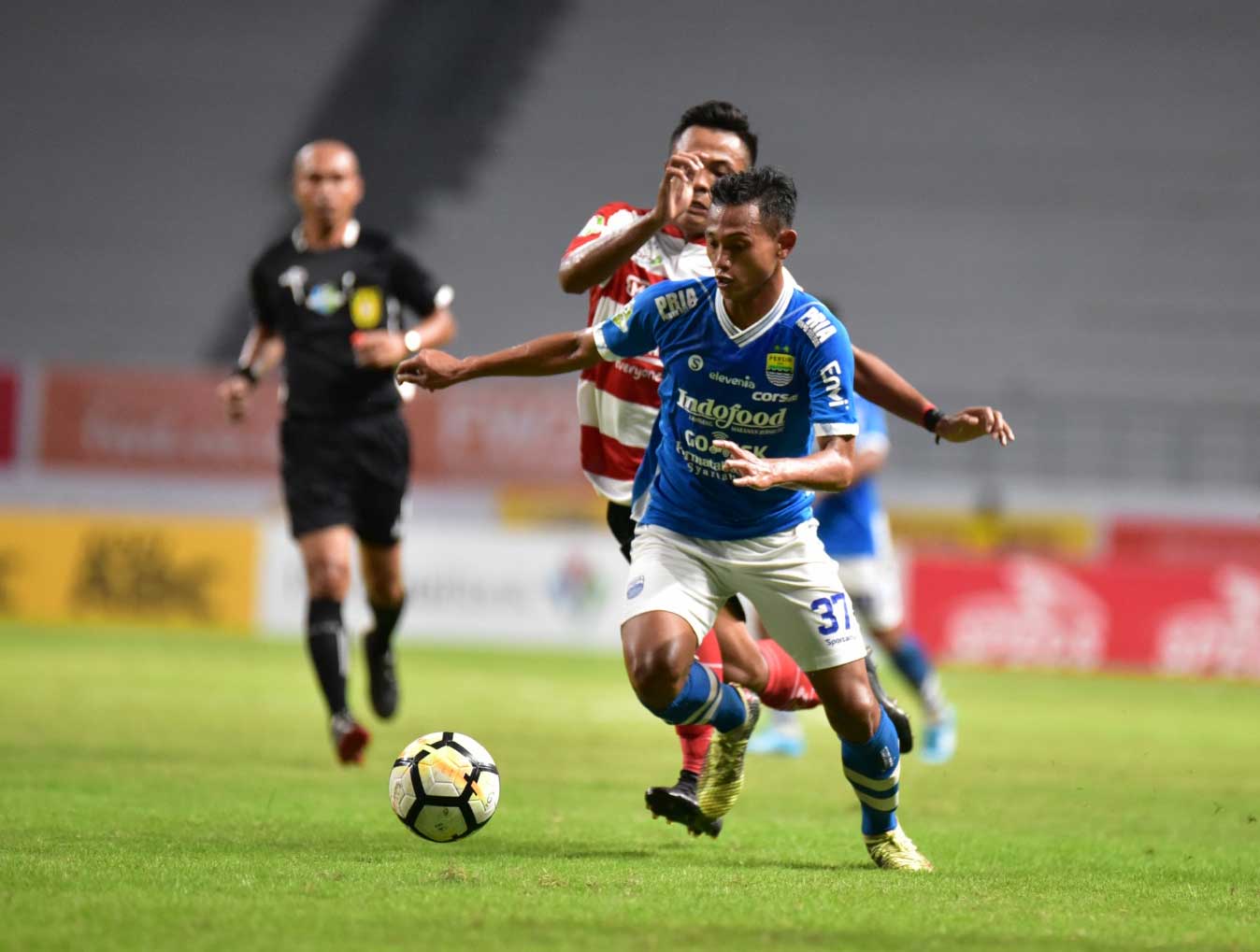 Persib Harus Akui Keunggulan Madura United - Kick Up A Soccer Ball , HD Wallpaper & Backgrounds