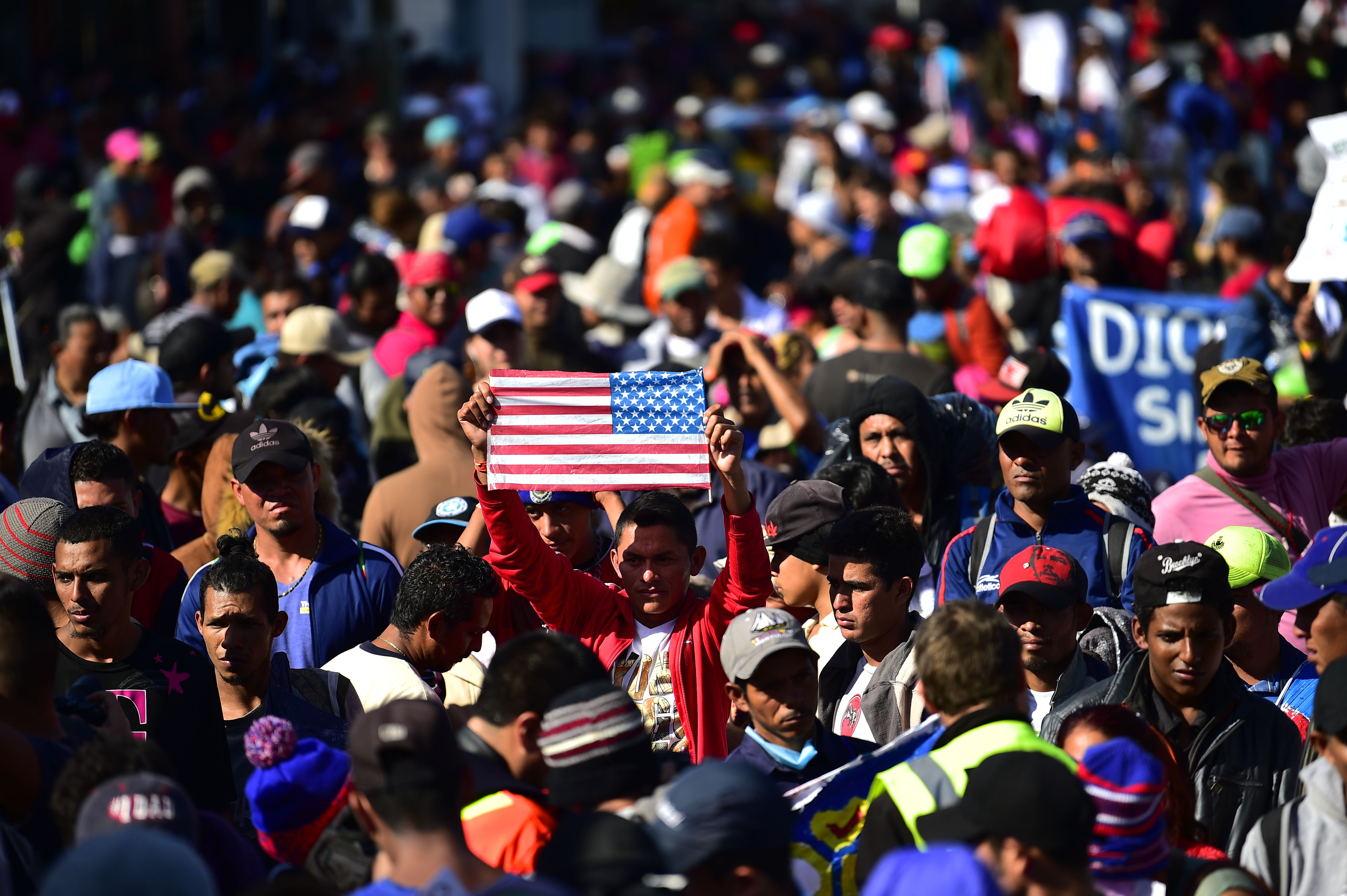 Video Shows Hectic Scene At Border Crossing - Us Closes Major San Diego Port Of Entry As Migrants , HD Wallpaper & Backgrounds
