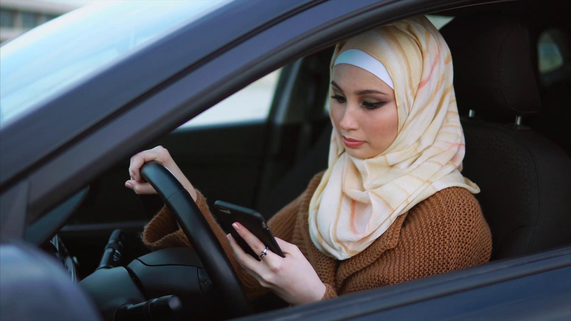 Young Muslim Woman In Headscarf Typing Message On Smart , HD Wallpaper & Backgrounds