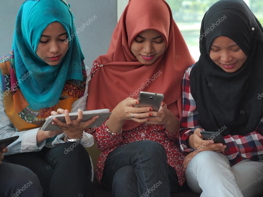 Three Muslim Girls Using Mobile Device Stock Photo - Three Muslim Girls , HD Wallpaper & Backgrounds