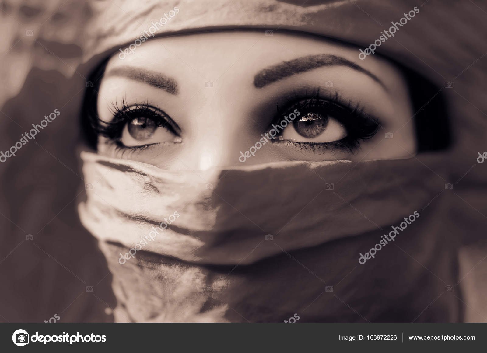 Closeup Of Beautiful Woman Face Covered With Hijab - Afghan Girl Beautiful Eyes , HD Wallpaper & Backgrounds