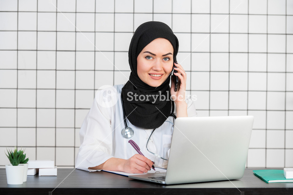 Portrait Of Beautiful Muslim Female Doctor Using Mobile - Girl , HD Wallpaper & Backgrounds