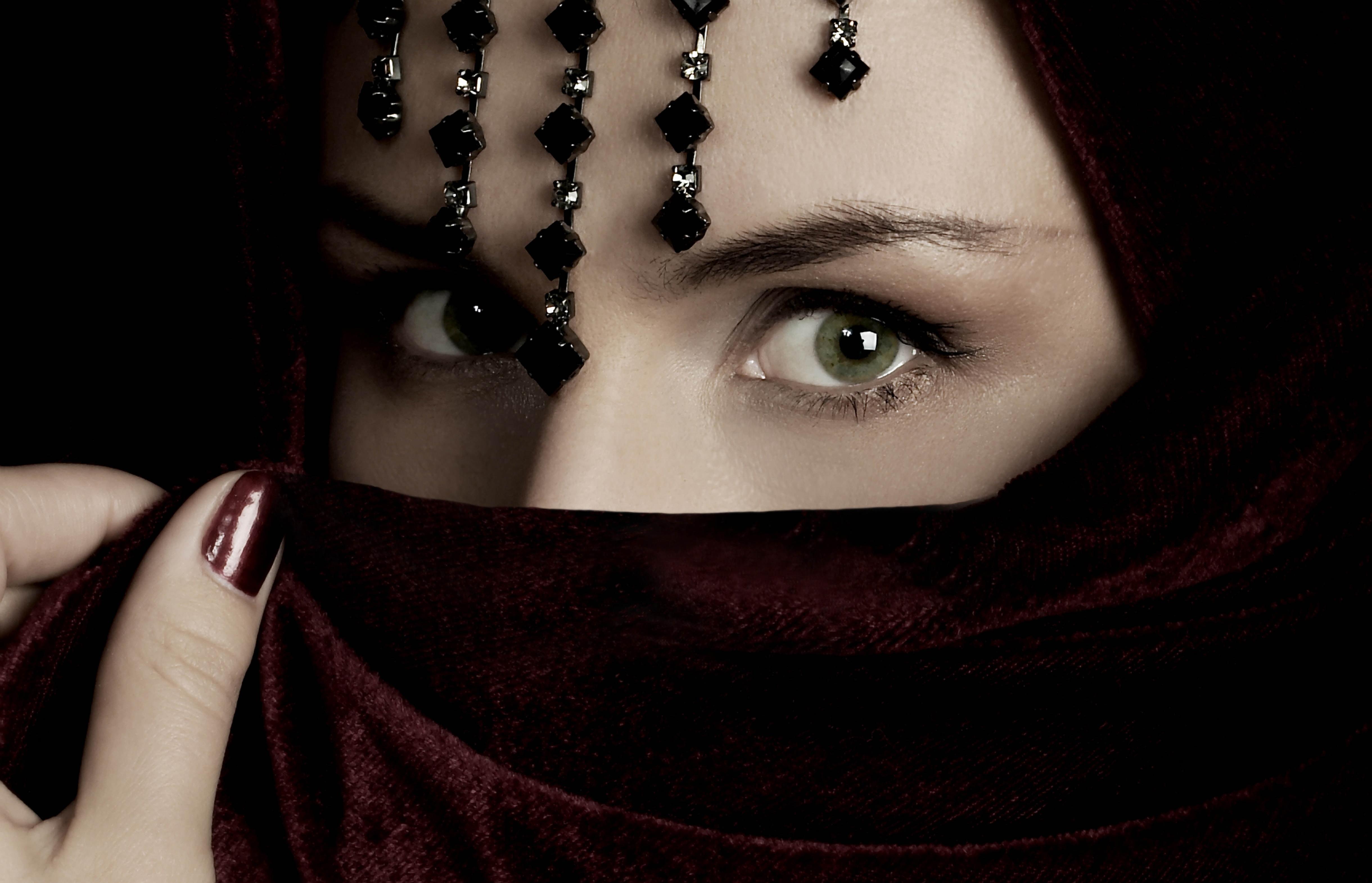 Muslim Fashion 2012 - Girl Wearing Black Hijab , HD Wallpaper & Backgrounds