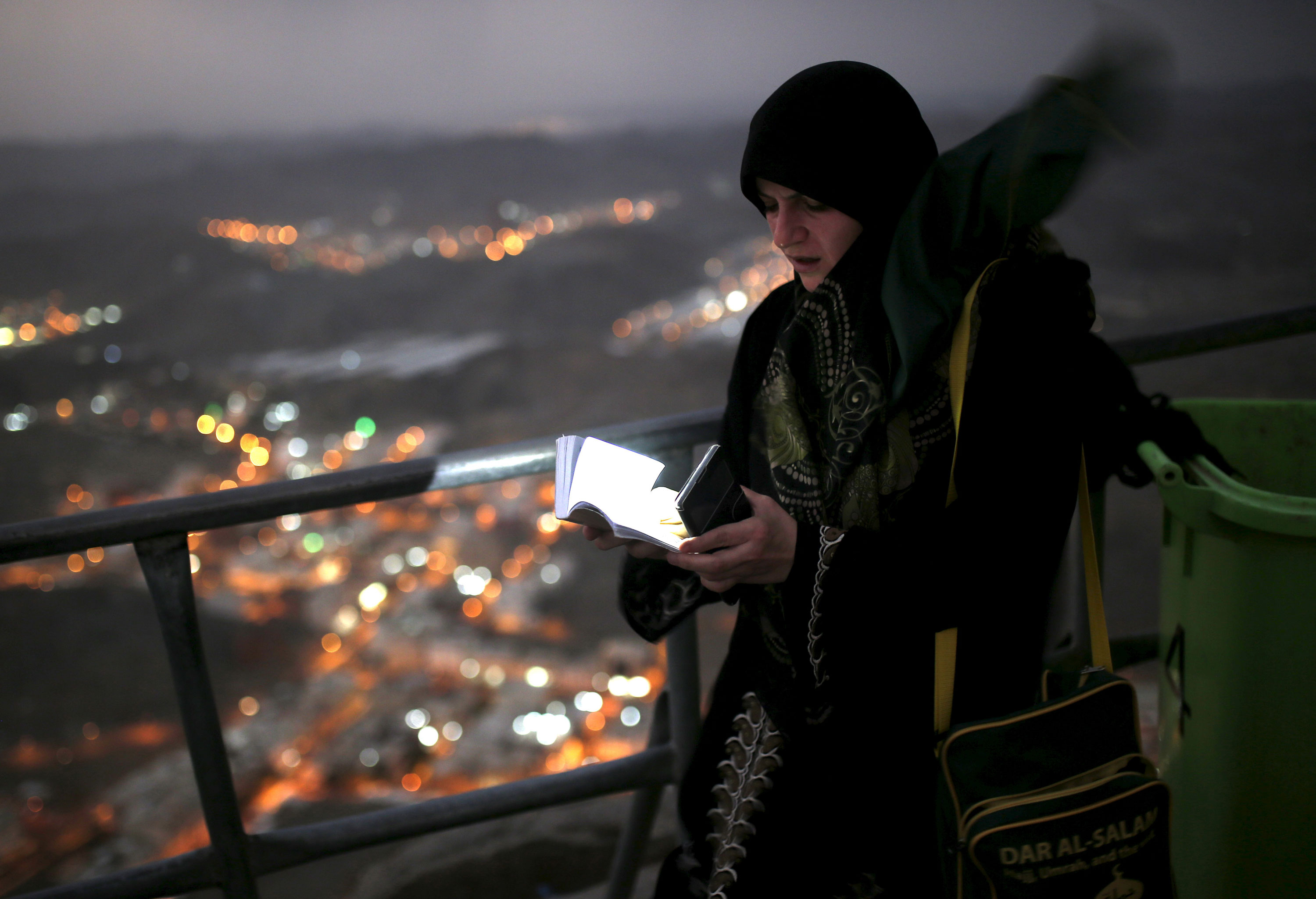 A Muslim Pilgrim Uses Her Mobile Phone To Light Up - Hajj , HD Wallpaper & Backgrounds