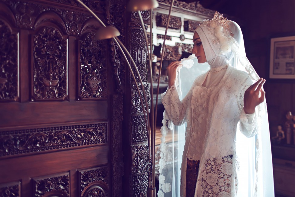 Woman Wearing Hijab Near Floor Lamp - Statue , HD Wallpaper & Backgrounds