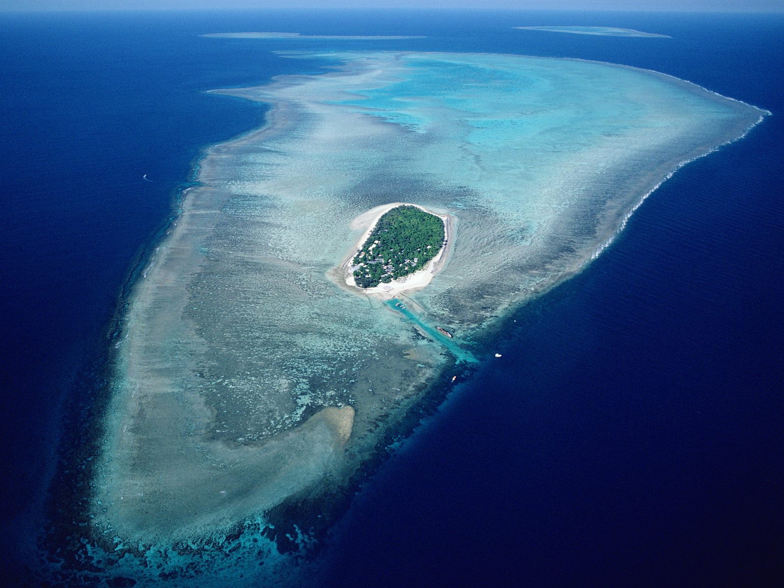 Aerial View Of Monu Island Wallpaper Fiji Islands World - Great Barrier Reef From Sky , HD Wallpaper & Backgrounds