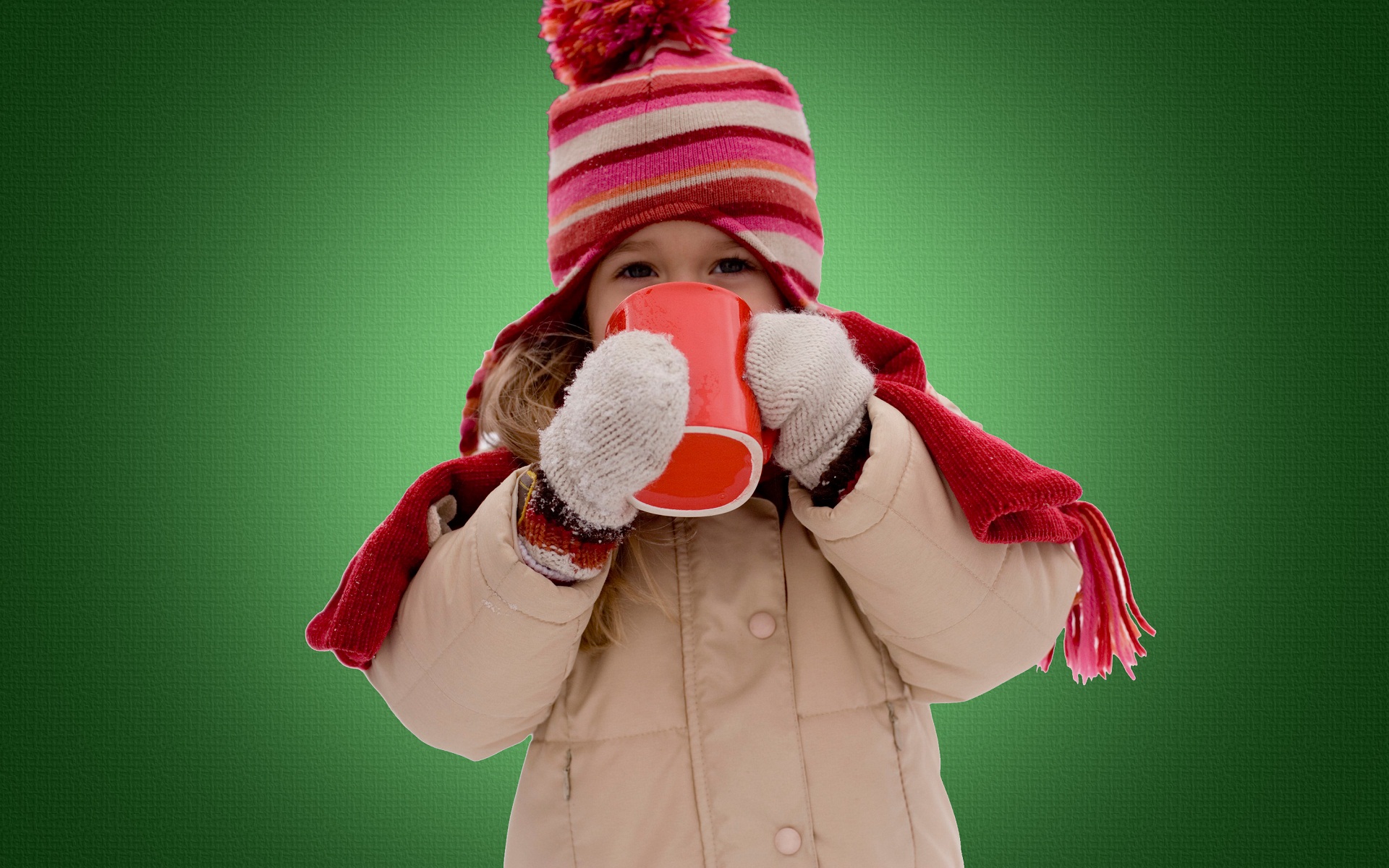 Cute Baby Drink Tea In Cold Morning - Kid Drinking Hot Chocolate , HD Wallpaper & Backgrounds