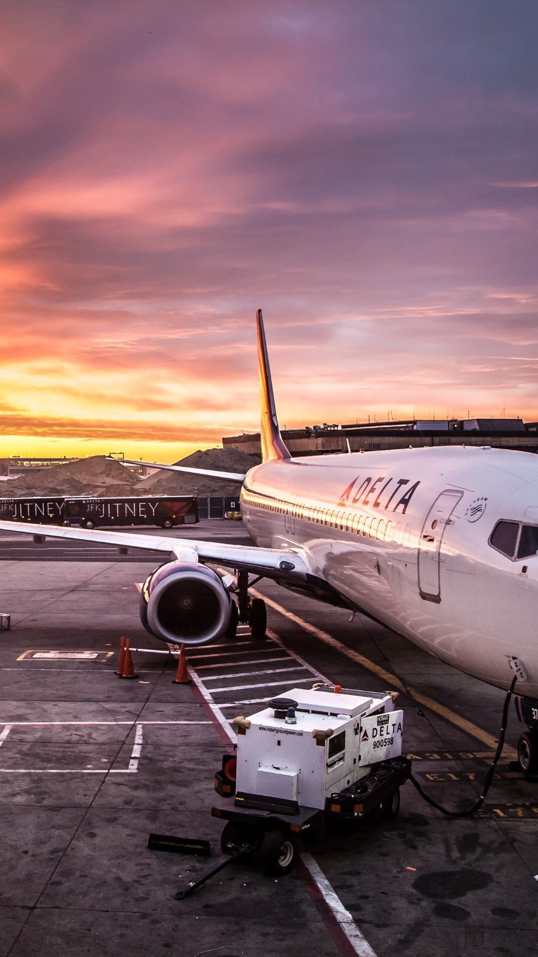 Delta Airline Airplane On Jfk Airport Iphone Wallpaper - Airplane Iphone Wallpaper Hd , HD Wallpaper & Backgrounds