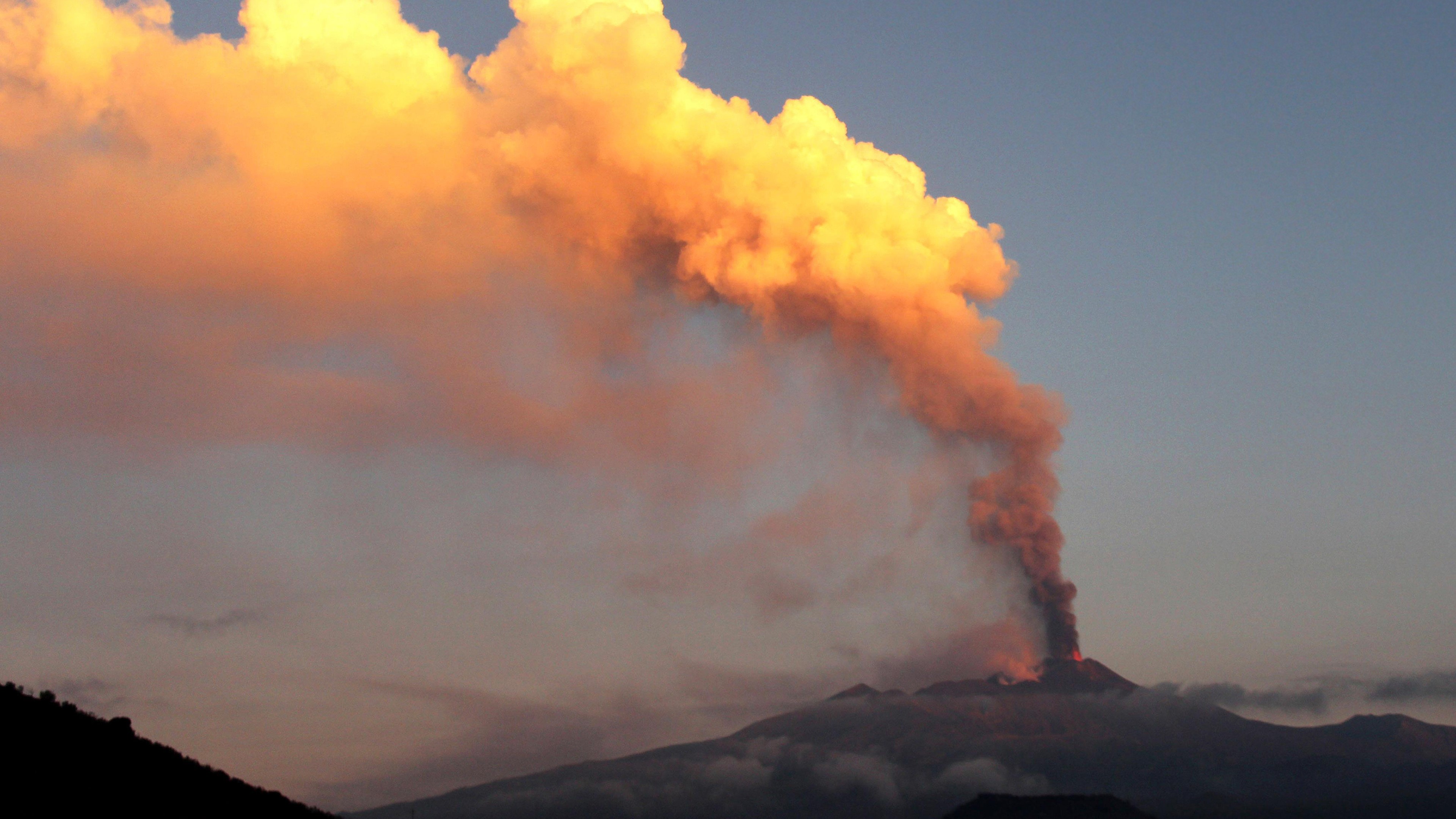 Fire Mountaion Smoke Hd Wallpaper - Mount Vesuvius Active , HD Wallpaper & Backgrounds