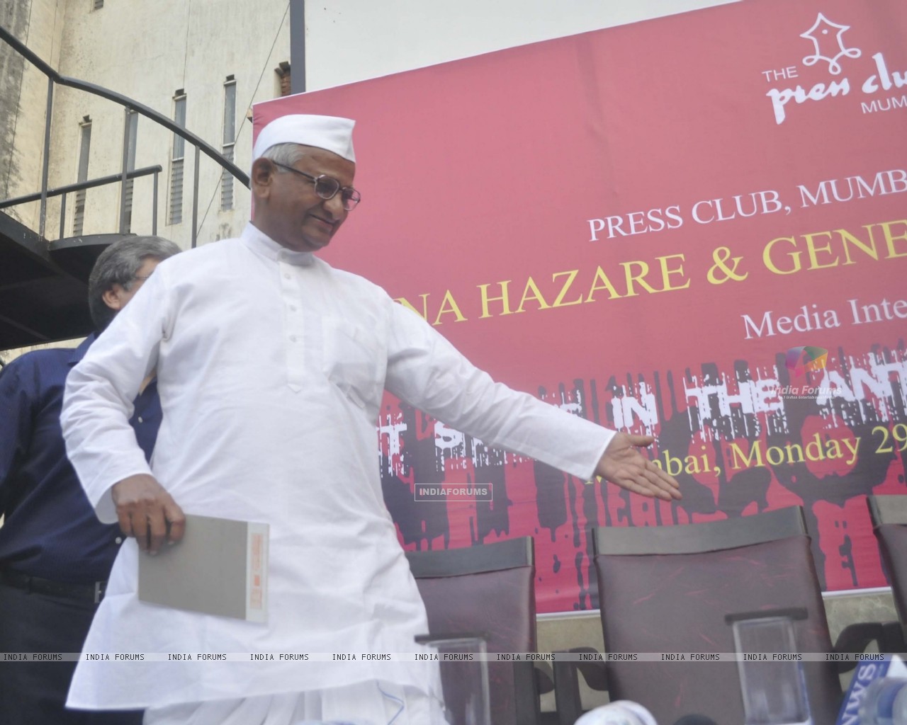 Anti-graft Crusader Anna Hazare & Retired Army Chief - Hazarde Naturale , HD Wallpaper & Backgrounds