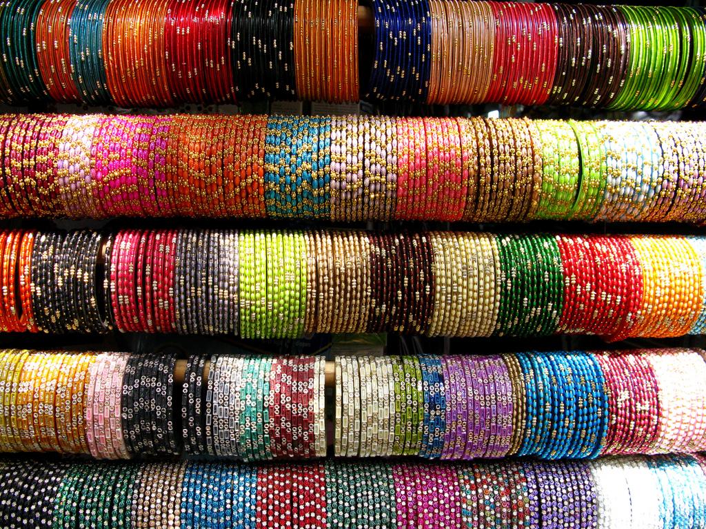 Most Beautiful Bangles Wallpapers - Glass Bangles For Valaikappu , HD Wallpaper & Backgrounds