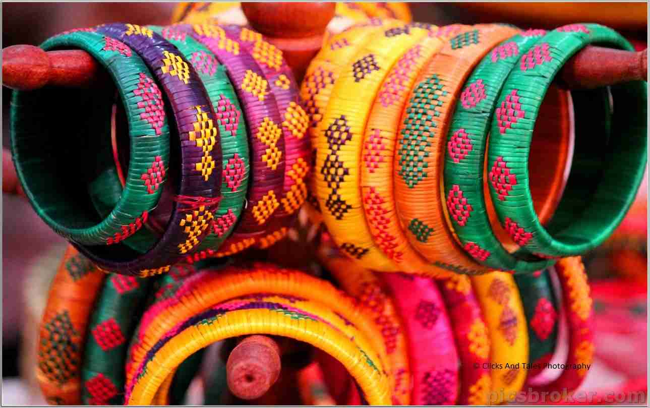 Bangles In Hand Wallpaper - Quotes On Colourful Bangles , HD Wallpaper & Backgrounds