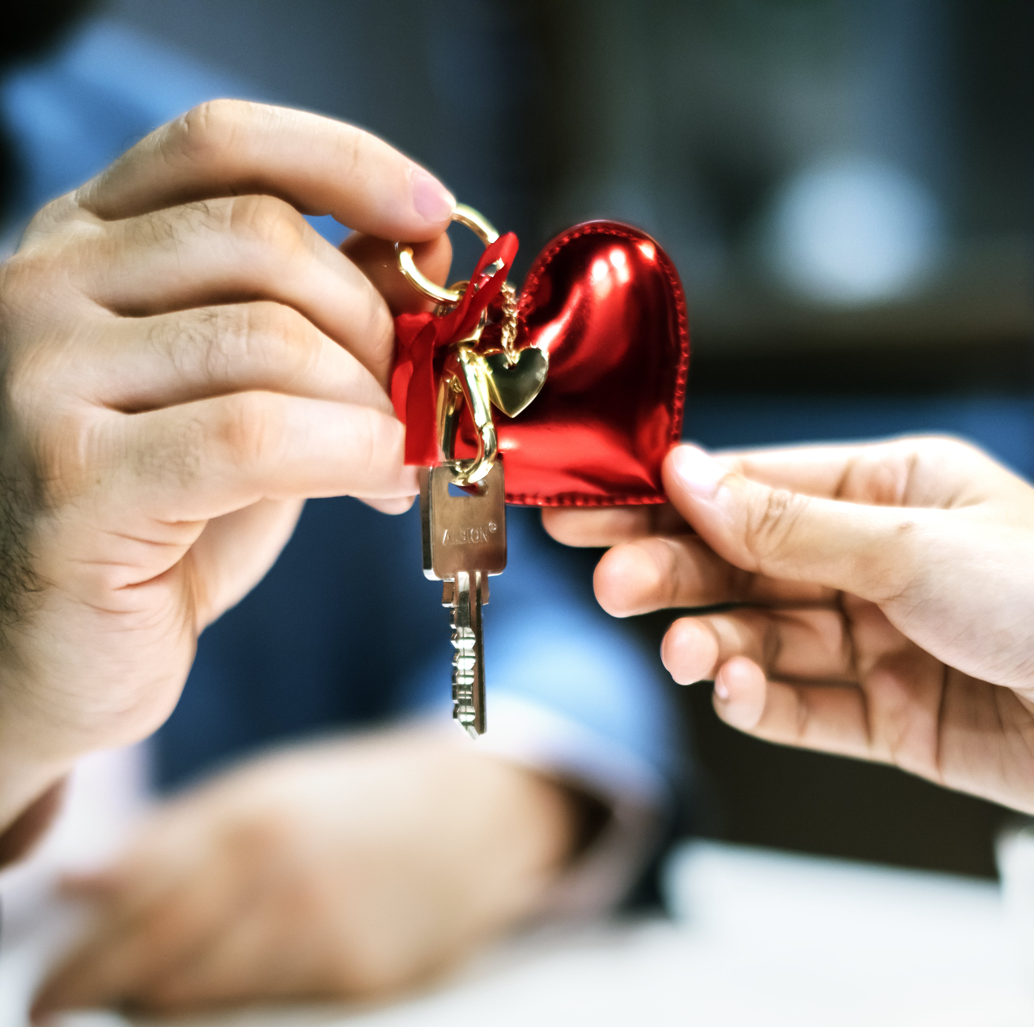 Selective Focus Photography Of Two Person's Hands Holding - New Couple Hands , HD Wallpaper & Backgrounds