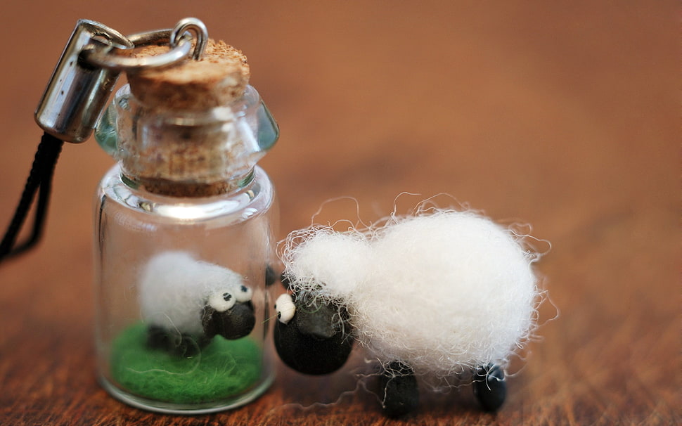 Sheep In Bottle Keychain, Shaun The Sheep Hd Wallpaper - Macro Photography Close Up Toys , HD Wallpaper & Backgrounds