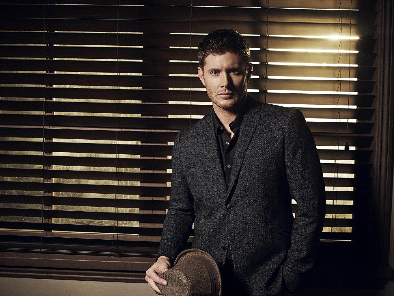 1365 X - Supernatural Dean In Suit , HD Wallpaper & Backgrounds