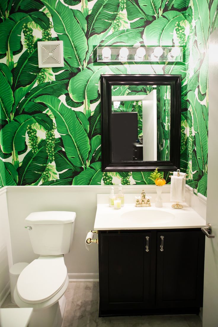 A Splash Of The Tropics In The Bathroom - Palm Frond Wallpaper Bathroom , HD Wallpaper & Backgrounds