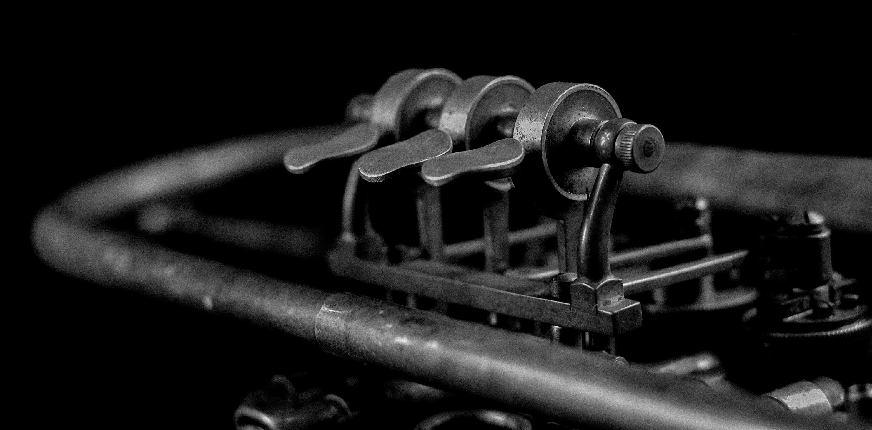Antique, Close Up, Equipment, Instrument, Instrument - Trompet Wallpaper Black And White , HD Wallpaper & Backgrounds