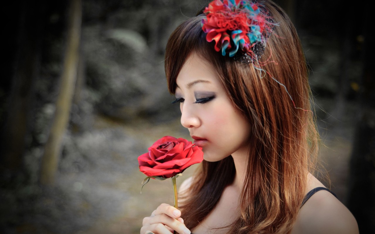 Rose In Hand Hd Wallpaper - Girl Kiss A Rose , HD Wallpaper & Backgrounds