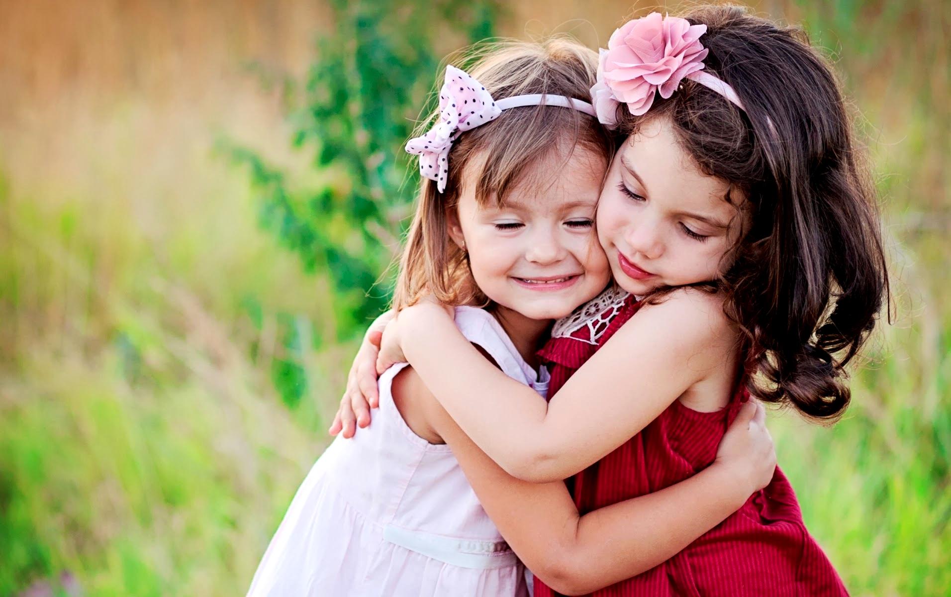 Friendly Hug - Kids Hugging , HD Wallpaper & Backgrounds