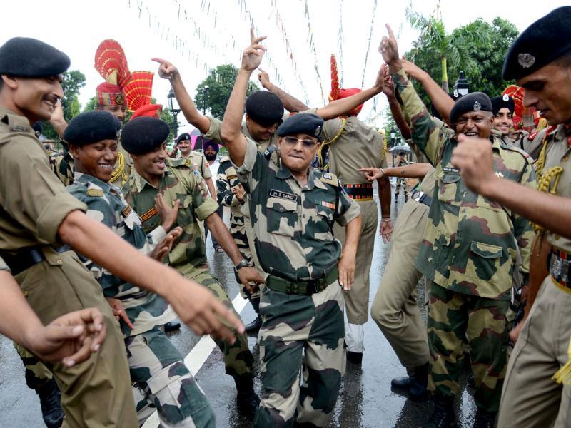 Indian Border Security Force Personnel Dance As They - Indian Soldier Happy Dancing , HD Wallpaper & Backgrounds