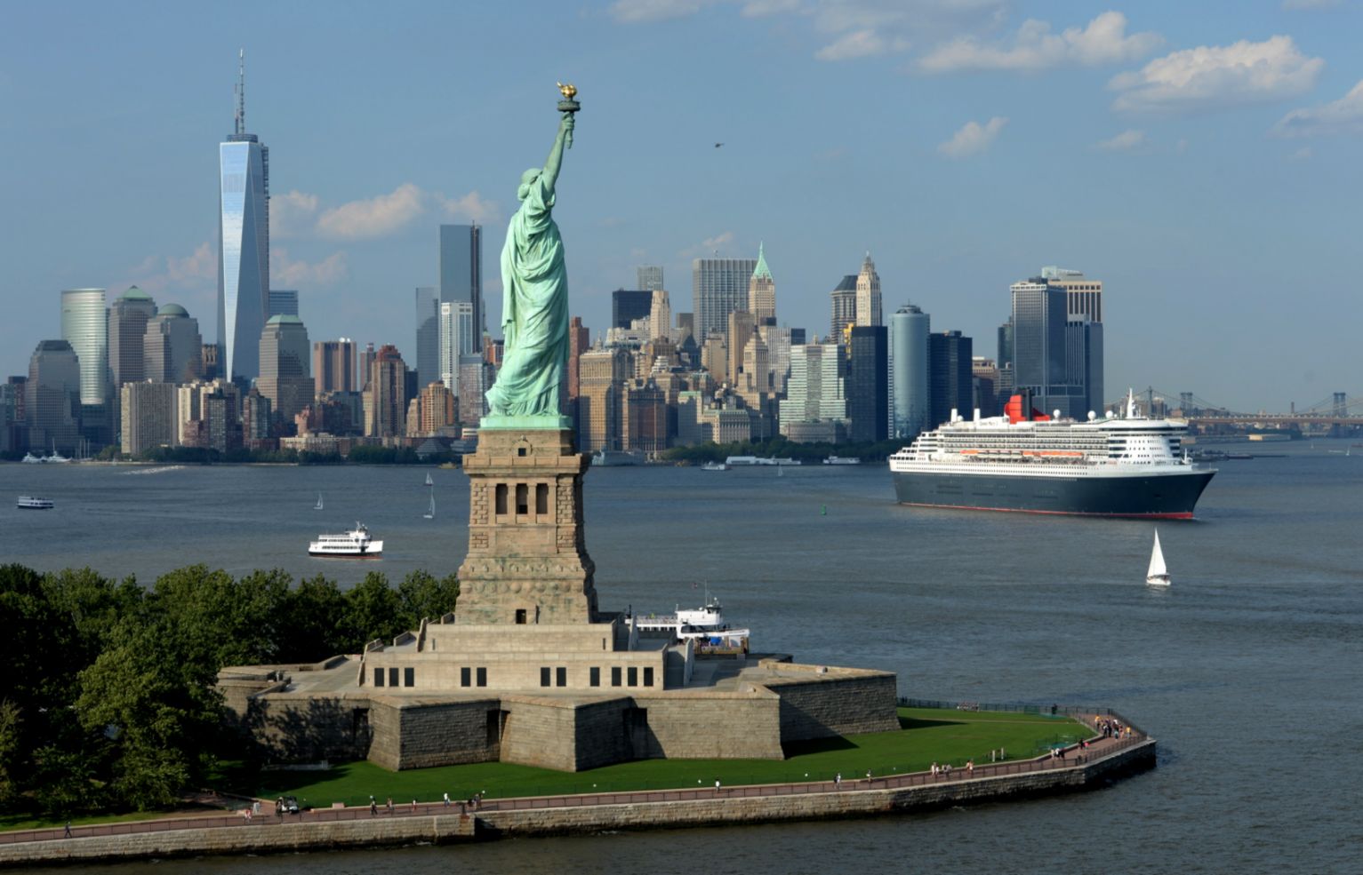 Statue Of Liberty In New York Hd Wallpaper - Queen Mary 2 New York , HD Wallpaper & Backgrounds