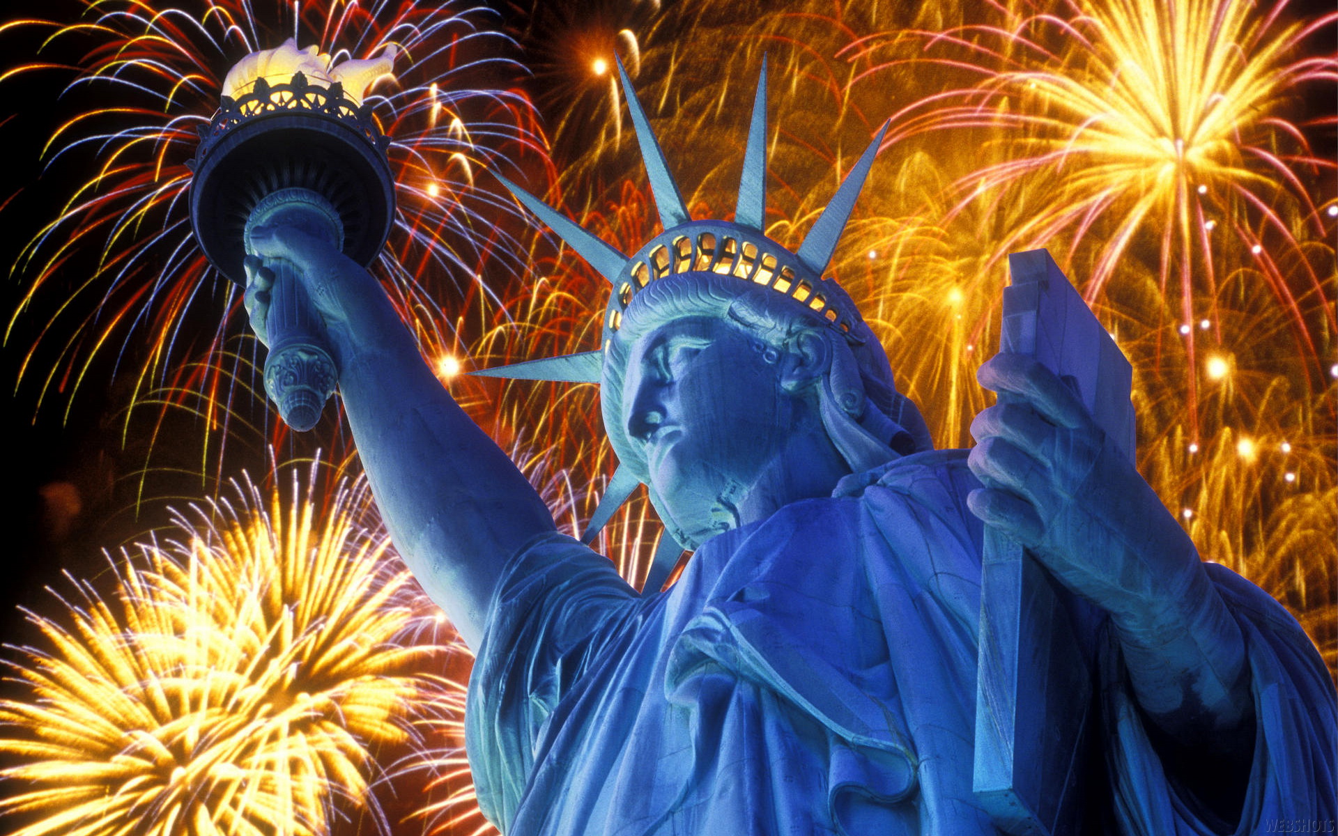 Statue Of Liberty Fireworks Wallpaper - Statue Of Liberty With Fireworks , HD Wallpaper & Backgrounds