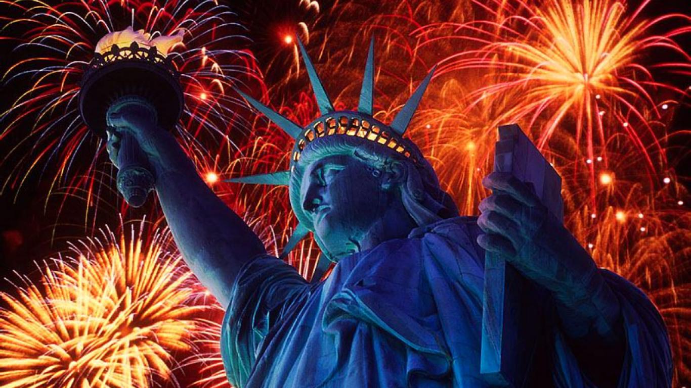 Architecture Statue Of Liberty And Fireworks Display - New Year Day In America , HD Wallpaper & Backgrounds