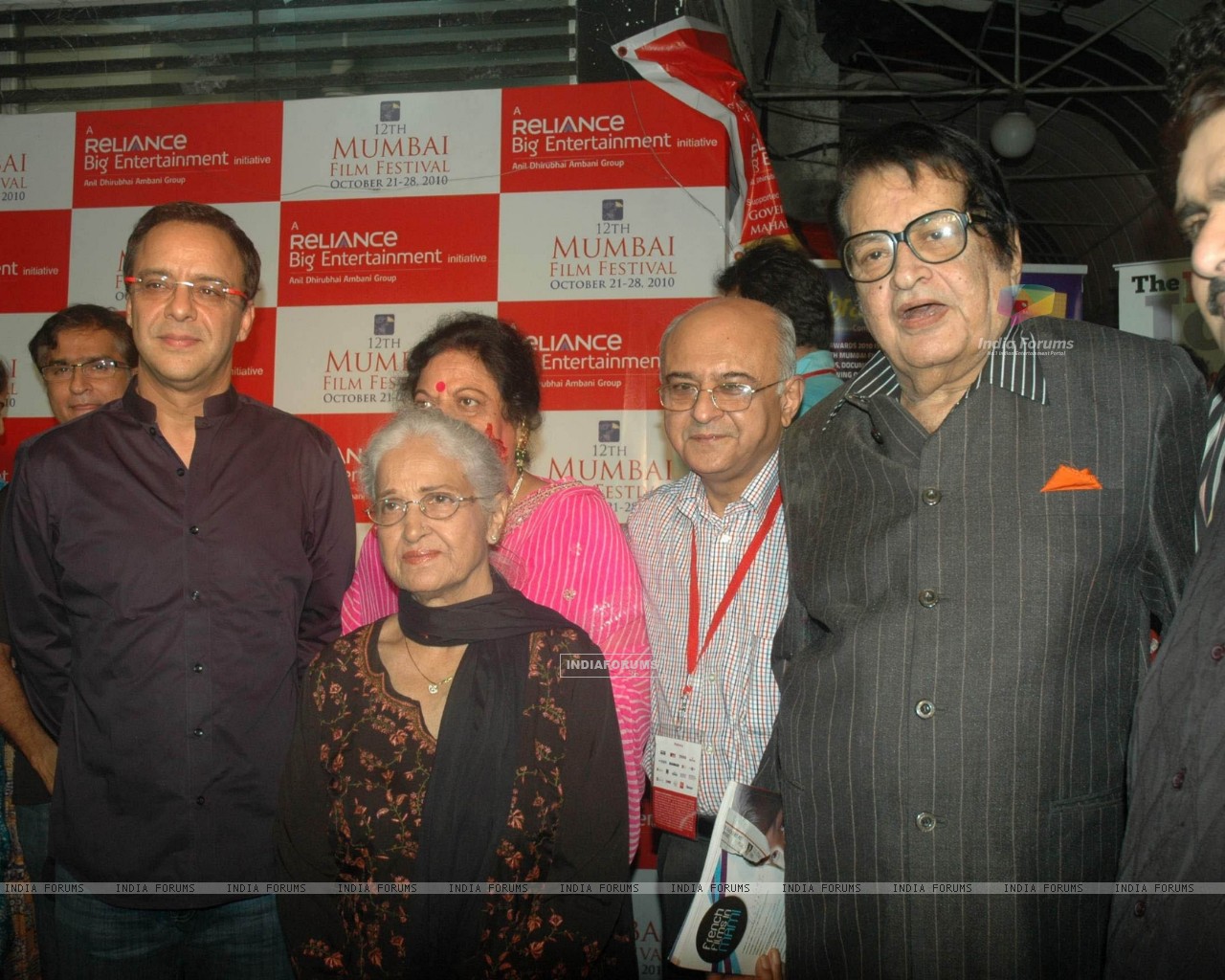 Manoj Kumar And Vidhu Vinod Chopra At Mami Closing - Event , HD Wallpaper & Backgrounds