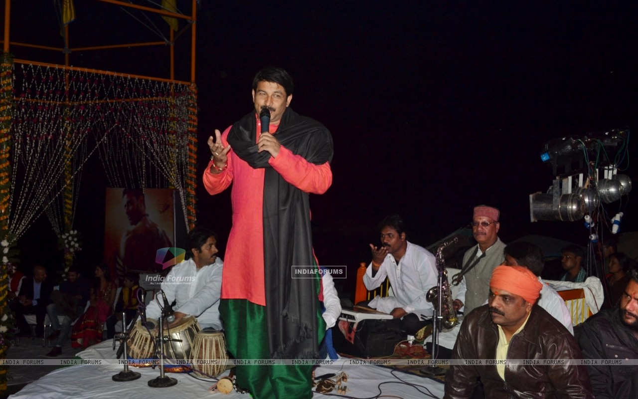 Manoj Tiwari Addresses The Mahakumbh Launch In Varanasi - Concert , HD Wallpaper & Backgrounds
